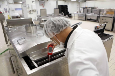 Las últimas alertas en el país por listeria o bolutismo, hallado en este último caso en un lote de atún envasado, avivan el interés por conocer los recursos de prevención y protocolos de seguridad alimentaria