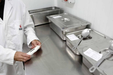 Las últimas alertas en el país por listeria o bolutismo, hallado en este último caso en un lote de atún envasado, avivan el interés por conocer los recursos de prevención y protocolos de seguridad alimentaria