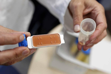 Las últimas alertas en el país por listeria o bolutismo, hallado en este último caso en un lote de atún envasado, avivan el interés por conocer los recursos de prevención y protocolos de seguridad alimentaria