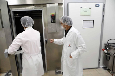 Las últimas alertas en el país por listeria o bolutismo, hallado en este último caso en un lote de atún envasado, avivan el interés por conocer los recursos de prevención y protocolos de seguridad alimentaria