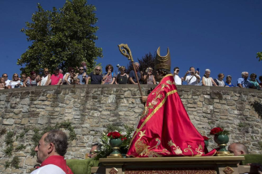 El Casco Antiguo de Pamplona se despide de las fiestas de San Fermín de Aldapa con la procesión y la salida de la Comparsa y dantzaris