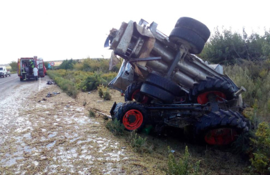 Una persona ha fallecido y otra ha resultado herida grave en el choque entre un camión y un tractor en la NA-121 en Olite.