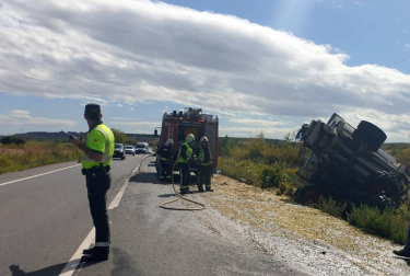 Una persona ha fallecido y otra ha resultado herida grave en el choque entre un camión y un tractor en la NA-121 en Olite.