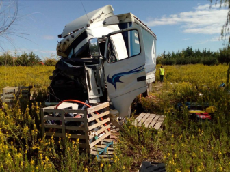 Una persona ha fallecido y otra ha resultado herida grave en el choque entre un camión y un tractor en la NA-121 en Olite.