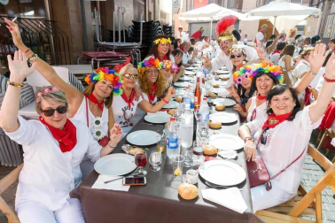 Fotos de la comida popular de los 'baby boomers' en fiestas de Corella, que reunió este jueves a casi 600 personas de entre 35 y 55 años.