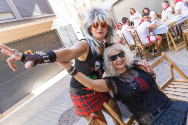 Fotos de la comida popular de los 'baby boomers' en fiestas de Corella, que reunió este jueves a casi 600 personas de entre 35 y 55 años.