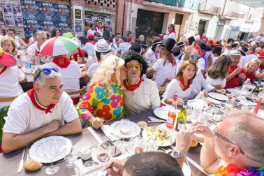 Fotos de la comida popular de los 'baby boomers' en fiestas de Corella, que reunió este jueves a casi 600 personas de entre 35 y 55 años.