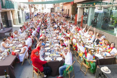 Fotos de la comida popular de los 'baby boomers' en fiestas de Corella, que reunió este jueves a casi 600 personas de entre 35 y 55 años.