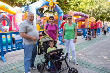 Más de 500 escolares celebraron el final de la Semana Europea de la Movilidad acercándose hasta el Paseo de Sarasate en bicicleta. Ocho centros educativos participaron en esta iniciativa, impulsada por el Ayuntamiento de Pamplona: CPEIP Mendillorri, CPEIP El Lago, IES Mendillori, colegio Sagrado Corazón, Ikastola Hegoalde, Ikastola Amaiur, IES Eunate y colegio Esclavas del Sagrado Corazón.