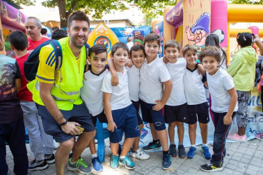 Más de 500 escolares celebraron el final de la Semana Europea de la Movilidad acercándose hasta el Paseo de Sarasate en bicicleta. Ocho centros educativos participaron en esta iniciativa, impulsada por el Ayuntamiento de Pamplona: CPEIP Mendillorri, CPEIP El Lago, IES Mendillori, colegio Sagrado Corazón, Ikastola Hegoalde, Ikastola Amaiur, IES Eunate y colegio Esclavas del Sagrado Corazón.