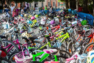 Más de 500 escolares celebraron el final de la Semana Europea de la Movilidad acercándose hasta el Paseo de Sarasate en bicicleta. Ocho centros educativos participaron en esta iniciativa, impulsada por el Ayuntamiento de Pamplona: CPEIP Mendillorri, CPEIP El Lago, IES Mendillori, colegio Sagrado Corazón, Ikastola Hegoalde, Ikastola Amaiur, IES Eunate y colegio Esclavas del Sagrado Corazón.