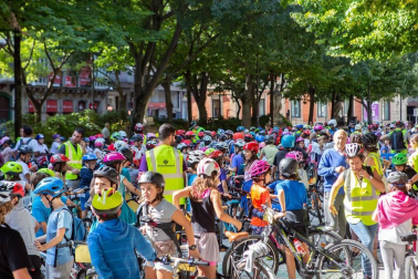 Más de 500 escolares celebraron el final de la Semana Europea de la Movilidad acercándose hasta el Paseo de Sarasate en bicicleta. Ocho centros educativos participaron en esta iniciativa, impulsada por el Ayuntamiento de Pamplona: CPEIP Mendillorri, CPEIP El Lago, IES Mendillori, colegio Sagrado Corazón, Ikastola Hegoalde, Ikastola Amaiur, IES Eunate y colegio Esclavas del Sagrado Corazón.