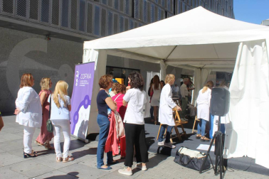 El Colegio Oficial de Farmacéuticos de Navarra (COFNA) ha conmemorado este sábado el Día Mundial del Farmacéutico con la instalación de una carpa en la confluencia de las calles Tudela y García Ximénez.