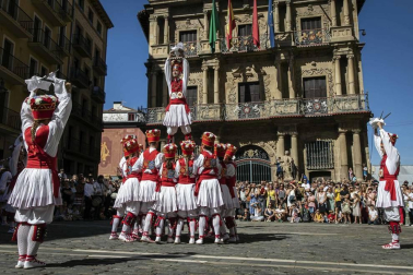 Todas las fotos de la salida de la Comparsa de Gigantes y Cabezudos en San Fermín Txikito.