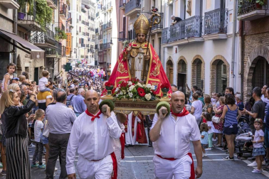 Todas las fotos de la salida de la Comparsa de Gigantes y Cabezudos en San Fermín Txikito.
