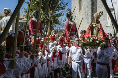 Todas las fotos de la salida de la Comparsa de Gigantes y Cabezudos en San Fermín Txikito.