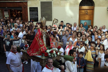 Todas las fotos de la salida de la Comparsa de Gigantes y Cabezudos en San Fermín Txikito.