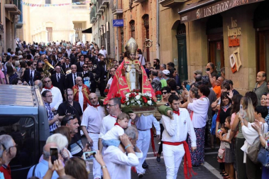 Todas las fotos de la salida de la Comparsa de Gigantes y Cabezudos en San Fermín Txikito.