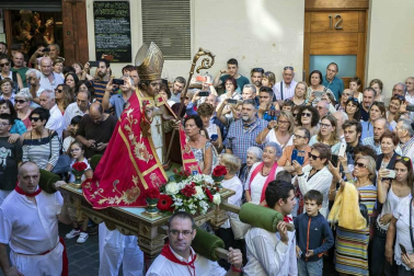 Todas las fotos de la salida de la Comparsa de Gigantes y Cabezudos en San Fermín Txikito.