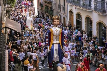 Todas las fotos de la salida de la Comparsa de Gigantes y Cabezudos en San Fermín Txikito.