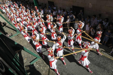 Todas las fotos de la salida de la Comparsa de Gigantes y Cabezudos en San Fermín Txikito.