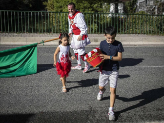 Todas las fotos de la salida de la Comparsa de Gigantes y Cabezudos en San Fermín Txikito.