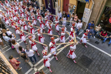 Todas las fotos de la salida de la Comparsa de Gigantes y Cabezudos en San Fermín Txikito.