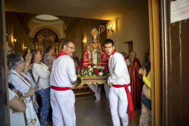 Todas las fotos de la salida de la Comparsa de Gigantes y Cabezudos en San Fermín Txikito.