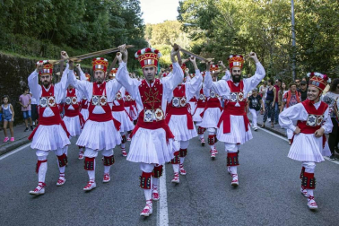 Todas las fotos de la salida de la Comparsa de Gigantes y Cabezudos en San Fermín Txikito.
