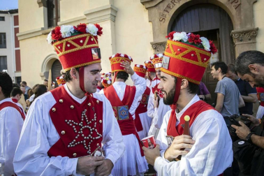 Todas las fotos de la salida de la Comparsa de Gigantes y Cabezudos en San Fermín Txikito.