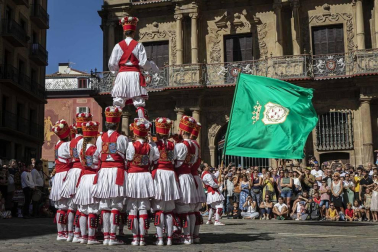 Todas las fotos de la salida de la Comparsa de Gigantes y Cabezudos en San Fermín Txikito.
