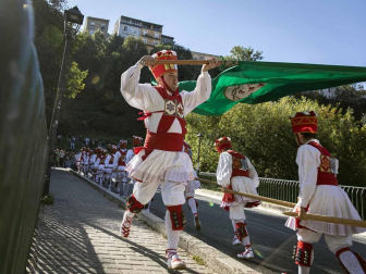 Todas las fotos de la salida de la Comparsa de Gigantes y Cabezudos en San Fermín Txikito.