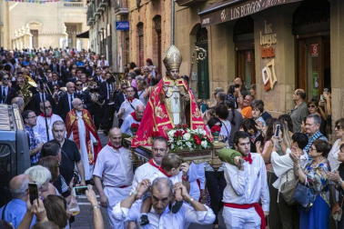 Todas las fotos de la salida de la Comparsa de Gigantes y Cabezudos en San Fermín Txikito.