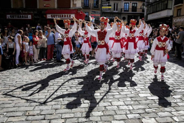 Todas las fotos de la salida de la Comparsa de Gigantes y Cabezudos en San Fermín Txikito.