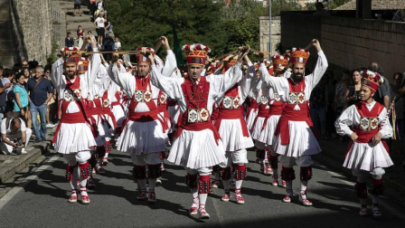 Todas las fotos de la salida de la Comparsa de Gigantes y Cabezudos en San Fermín Txikito.