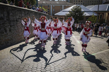 Todas las fotos de la salida de la Comparsa de Gigantes y Cabezudos en San Fermín Txikito.