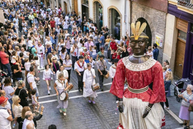 Todas las fotos de la salida de la Comparsa de Gigantes y Cabezudos en San Fermín Txikito.