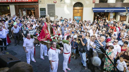 Todas las fotos de la salida de la Comparsa de Gigantes y Cabezudos en San Fermín Txikito.