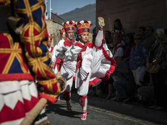 Todas las fotos de la salida de la Comparsa de Gigantes y Cabezudos en San Fermín Txikito.