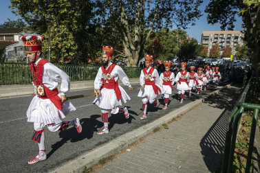 Todas las fotos de la salida de la Comparsa de Gigantes y Cabezudos en San Fermín Txikito.