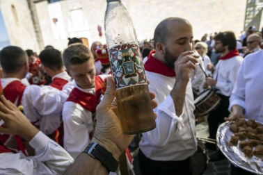 Todas las fotos de la salida de la Comparsa de Gigantes y Cabezudos en San Fermín Txikito.