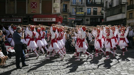 Todas las fotos de la salida de la Comparsa de Gigantes y Cabezudos en San Fermín Txikito.