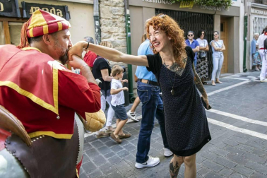 Todas las fotos de la salida de la Comparsa de Gigantes y Cabezudos en San Fermín Txikito.
