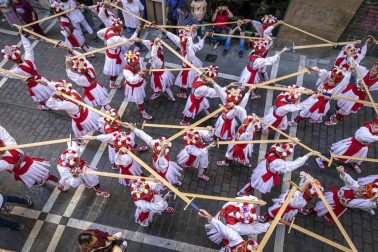 Todas las fotos de la salida de la Comparsa de Gigantes y Cabezudos en San Fermín Txikito.