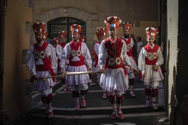 Todas las fotos de la salida de la Comparsa de Gigantes y Cabezudos en San Fermín Txikito.