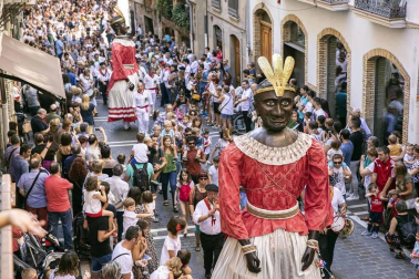 Todas las fotos de la salida de la Comparsa de Gigantes y Cabezudos en San Fermín Txikito.