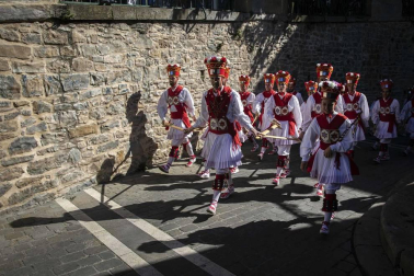 Todas las fotos de la salida de la Comparsa de Gigantes y Cabezudos en San Fermín Txikito.