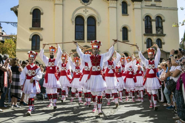 Todas las fotos de la salida de la Comparsa de Gigantes y Cabezudos en San Fermín Txikito.