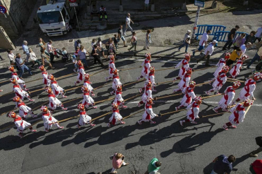 Todas las fotos de la salida de la Comparsa de Gigantes y Cabezudos en San Fermín Txikito.