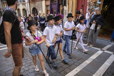 Todas las fotos de la salida de la Comparsa de Gigantes y Cabezudos en San Fermín Txikito.